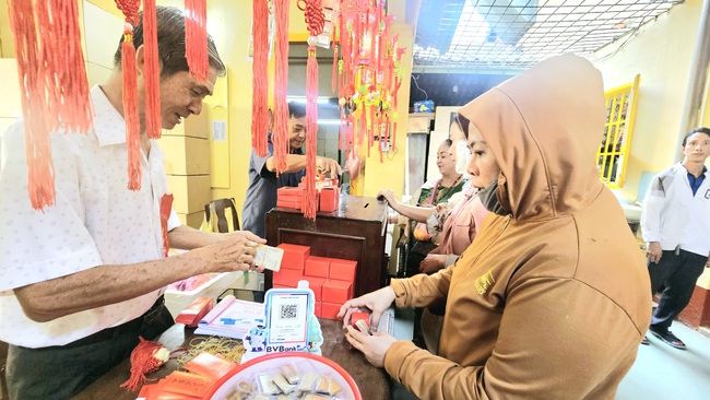 H&igrave;nh ảnh kh&aacute;c lạ tại Ch&ugrave;a B&agrave; B&igrave;nh Dương ng&agrave;y m&ugrave;ng 7 th&aacute;ng gi&ecirc;ng - Ảnh 10.