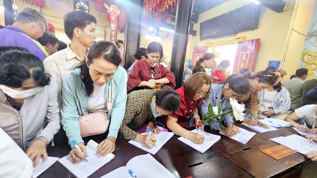 H&igrave;nh ảnh kh&aacute;c lạ tại Ch&ugrave;a B&agrave; B&igrave;nh Dương ng&agrave;y m&ugrave;ng 7 th&aacute;ng gi&ecirc;ng - Ảnh 9.