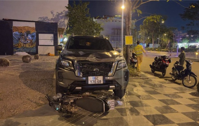 Khởi tố vụ &aacute;n, tạm giữ t&agrave;i xế xe b&aacute;n tải k&eacute;o l&ecirc; xe m&aacute;y gần 1 km - Ảnh 1.