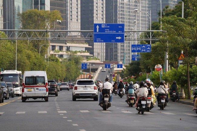 Người d&acirc;n trở lại TPHCM đi học, đi l&agrave;m sau kỳ nghỉ Tết - Ảnh 8.