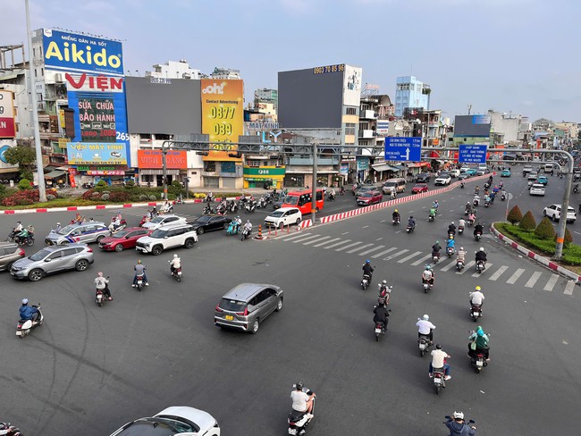 Người d&acirc;n trở lại TPHCM đi học, đi l&agrave;m sau kỳ nghỉ Tết - Ảnh 11.