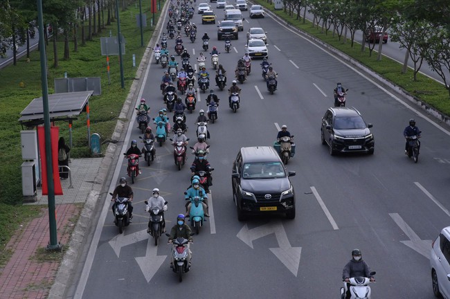 Người d&acirc;n trở lại TPHCM đi học, đi l&agrave;m sau kỳ nghỉ Tết - Ảnh 1.