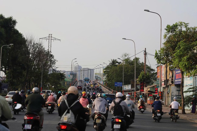 Người d&acirc;n trở lại TPHCM đi học, đi l&agrave;m sau kỳ nghỉ Tết - Ảnh 10.