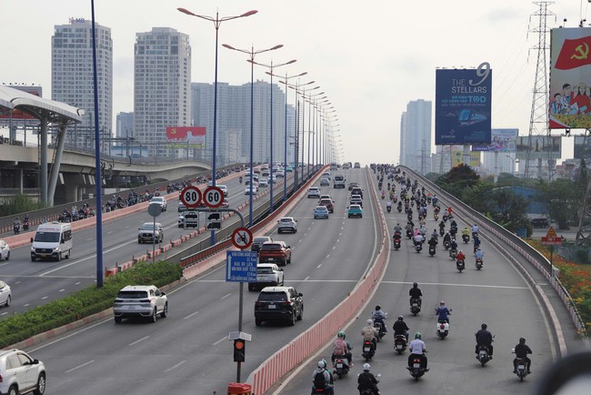 Người d&acirc;n trở lại TPHCM đi học, đi l&agrave;m sau kỳ nghỉ Tết - Ảnh 9.