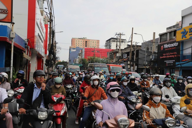 Người d&acirc;n trở lại TPHCM đi học, đi l&agrave;m sau kỳ nghỉ Tết - Ảnh 12.