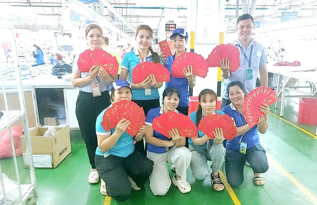 H&igrave;nh ảnh c&ocirc;ng nh&acirc;n ở thủ phủ c&ocirc;ng nghiệp phấn khởi ng&agrave;y đầu năm mới - Ảnh 2.