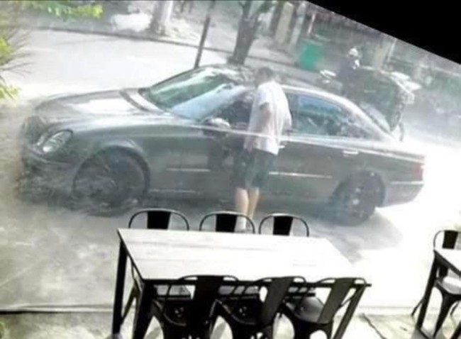 &Ocirc; t&ocirc; &ldquo;mất t&iacute;ch&rdquo; trước hẻm nh&agrave;, camera ghi lại người nước ngo&agrave;i nghi vấn - Ảnh 1.