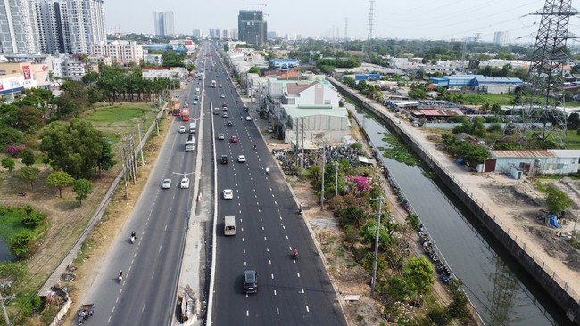 Hình hài Quốc lộ 13 tại Bình Dương sau nhiều năm thi công nâng cấp hiện đại - Ảnh 1.
