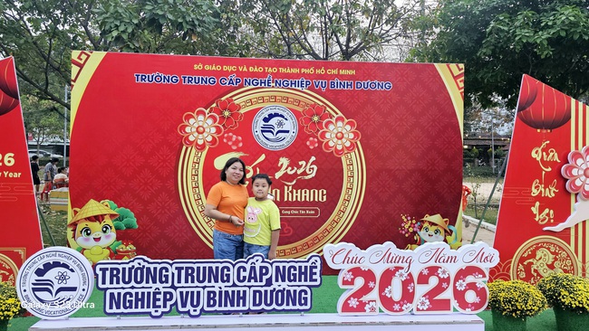 Con đường hoa đ&agrave;o , hoa mai ở phường Ch&aacute;nh Hiệp đ&oacute;n Tết B&iacute;nh Ngọ 2026 - Ảnh 6.