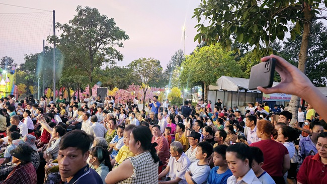 Con đường hoa đ&agrave;o , hoa mai ở phường Ch&aacute;nh Hiệp đ&oacute;n Tết B&iacute;nh Ngọ 2026 - Ảnh 4.