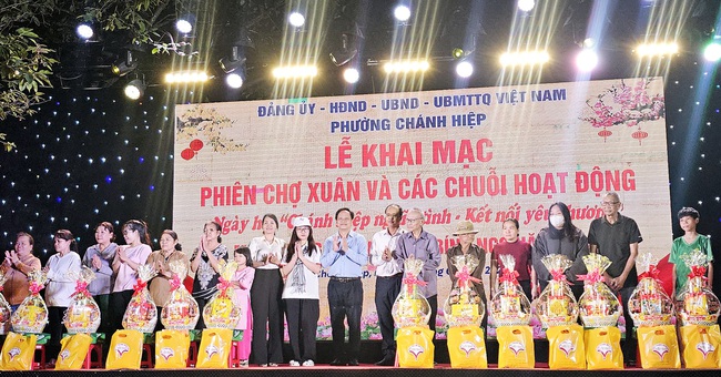 Con đường hoa đ&agrave;o , hoa mai ở phường Ch&aacute;nh Hiệp đ&oacute;n Tết B&iacute;nh Ngọ 2026 - Ảnh 1.