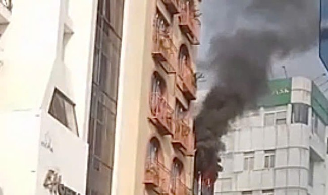 Ch&aacute;y nh&agrave; 5 tầng ở trung t&acirc;m TPHCM v&agrave;o s&aacute;ng nay - Ảnh 1.