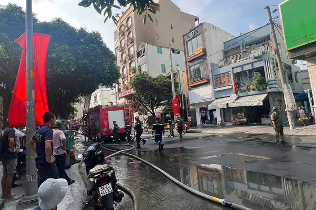 Ch&aacute;y nh&agrave; 5 tầng ở trung t&acirc;m TPHCM v&agrave;o s&aacute;ng nay - Ảnh 2.