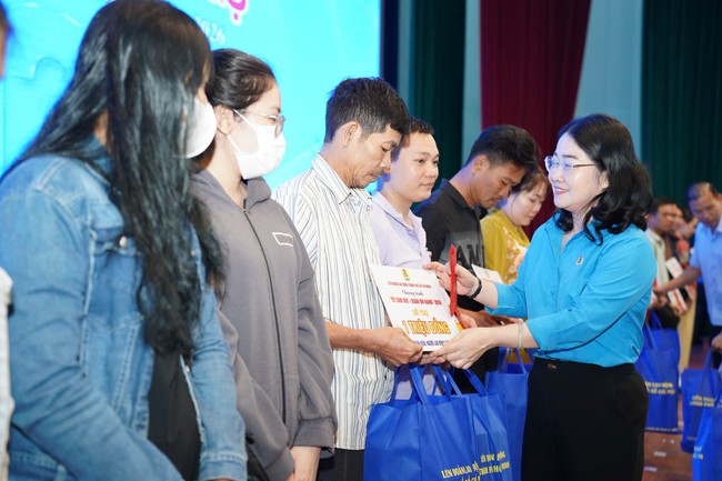 TPHCM ra mắt điểm ph&uacute;c lợi C&ocirc;ng đo&agrave;n phục vụ c&ocirc;ng nh&acirc;n lao động - Ảnh 2.