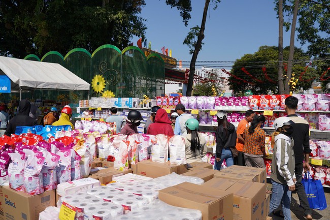 TPHCM ra mắt điểm ph&uacute;c lợi C&ocirc;ng đo&agrave;n phục vụ c&ocirc;ng nh&acirc;n lao động - Ảnh 1.