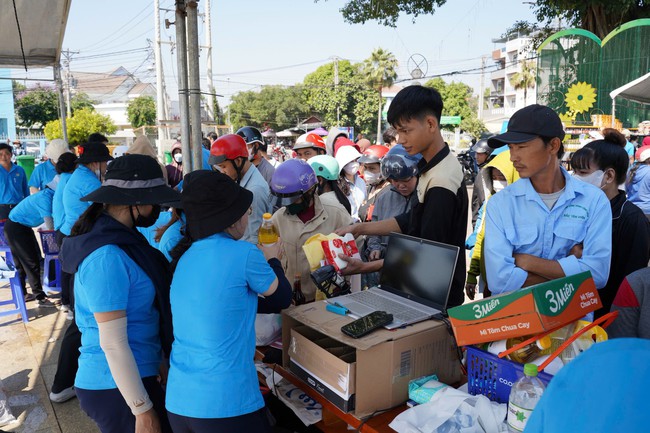 TPHCM ra mắt điểm ph&uacute;c lợi C&ocirc;ng đo&agrave;n phục vụ c&ocirc;ng nh&acirc;n lao động - Ảnh 5.