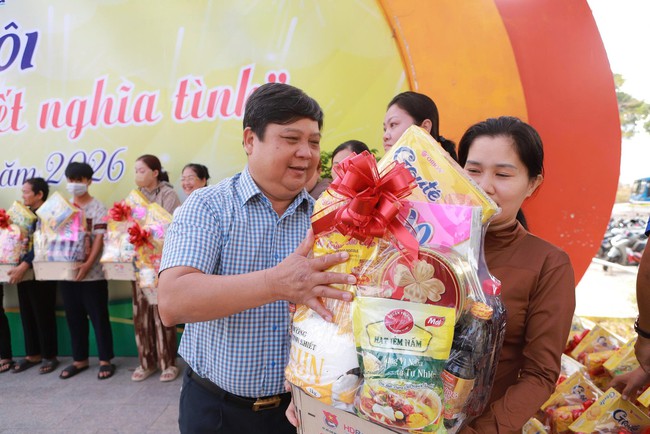 Trao qu&agrave; Tết cho người ngh&egrave;o tại phường B&igrave;nh Dương: 750 Phần qu&agrave; &yacute; nghĩa năm 2026 - Ảnh 2.