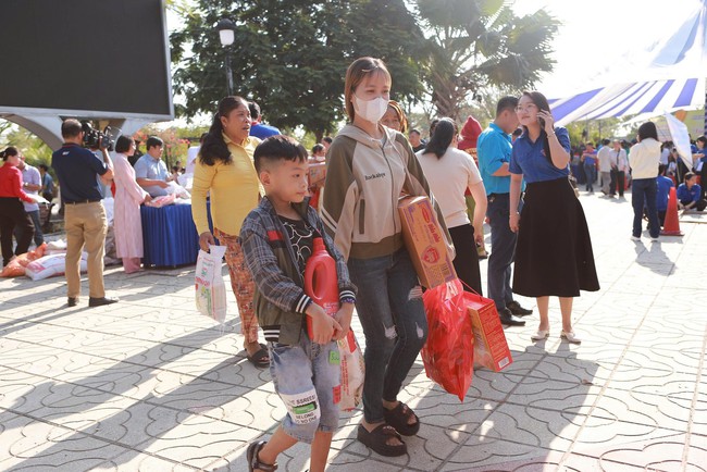 Trao qu&agrave; Tết cho người ngh&egrave;o tại phường B&igrave;nh Dương: 750 Phần qu&agrave; &yacute; nghĩa năm 2026 - Ảnh 11.