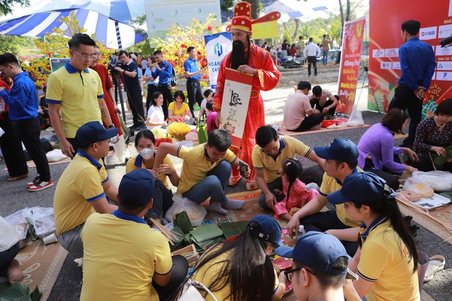 Trao qu&agrave; Tết cho người ngh&egrave;o tại phường B&igrave;nh Dương: 750 Phần qu&agrave; &yacute; nghĩa năm 2026 - Ảnh 5.