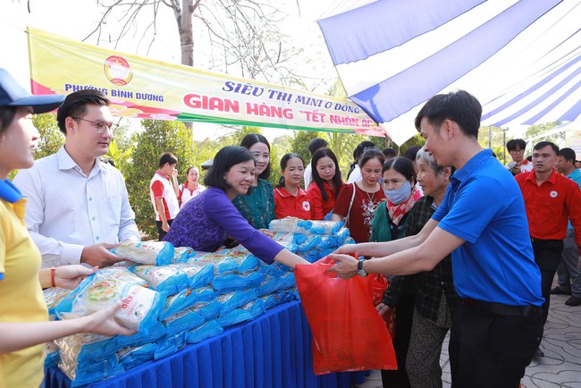 Trao qu&agrave; Tết cho người ngh&egrave;o tại phường B&igrave;nh Dương: 750 Phần qu&agrave; &yacute; nghĩa năm 2026 - Ảnh 8.
