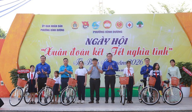 Trao qu&agrave; Tết cho người ngh&egrave;o tại phường B&igrave;nh Dương: 750 Phần qu&agrave; &yacute; nghĩa năm 2026 - Ảnh 9.