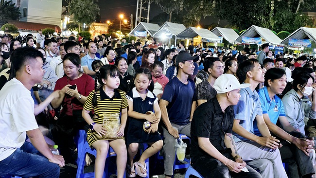 Nam c&ocirc;ng nh&acirc;n x&uacute;c động khi nhận v&eacute; m&aacute;y bay của C&ocirc;ng đo&agrave;n sau 3 năm chưa về qu&ecirc; đ&oacute;n Tết - Ảnh 9.