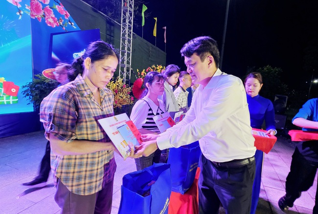 Nam c&ocirc;ng nh&acirc;n x&uacute;c động khi nhận v&eacute; m&aacute;y bay của C&ocirc;ng đo&agrave;n sau 3 năm chưa về qu&ecirc; đ&oacute;n Tết - Ảnh 4.