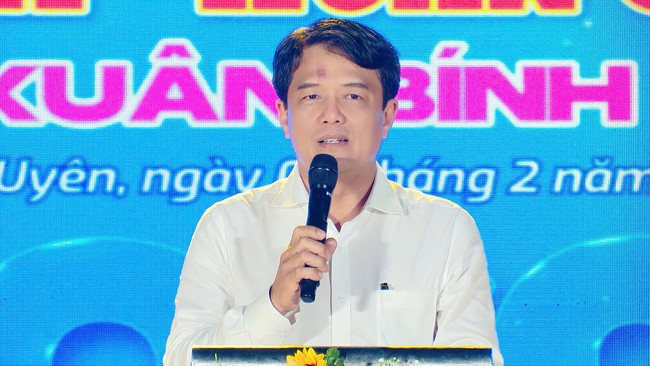 Nam c&ocirc;ng nh&acirc;n x&uacute;c động khi nhận v&eacute; m&aacute;y bay của C&ocirc;ng đo&agrave;n sau 3 năm chưa về qu&ecirc; đ&oacute;n Tết - Ảnh 2.