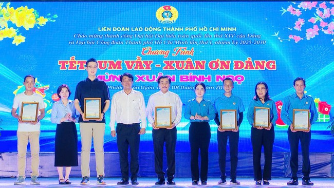 Nam c&ocirc;ng nh&acirc;n x&uacute;c động khi nhận v&eacute; m&aacute;y bay của C&ocirc;ng đo&agrave;n sau 3 năm chưa về qu&ecirc; đ&oacute;n Tết - Ảnh 1.