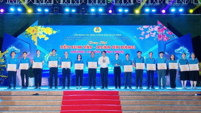 Nam c&ocirc;ng nh&acirc;n x&uacute;c động khi nhận v&eacute; m&aacute;y bay của C&ocirc;ng đo&agrave;n sau 3 năm chưa về qu&ecirc; đ&oacute;n Tết - Ảnh 3.