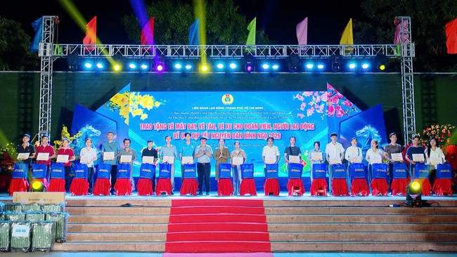 Nam c&ocirc;ng nh&acirc;n x&uacute;c động khi nhận v&eacute; m&aacute;y bay của C&ocirc;ng đo&agrave;n sau 3 năm chưa về qu&ecirc; đ&oacute;n Tết - Ảnh 5.