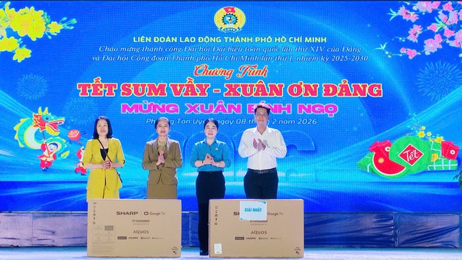 Nam c&ocirc;ng nh&acirc;n x&uacute;c động khi nhận v&eacute; m&aacute;y bay của C&ocirc;ng đo&agrave;n sau 3 năm chưa về qu&ecirc; đ&oacute;n Tết - Ảnh 10.