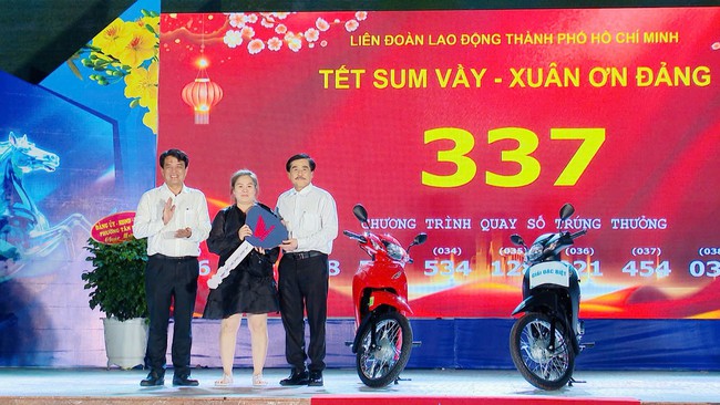 Nam c&ocirc;ng nh&acirc;n x&uacute;c động khi nhận v&eacute; m&aacute;y bay của C&ocirc;ng đo&agrave;n sau 3 năm chưa về qu&ecirc; đ&oacute;n Tết - Ảnh 11.