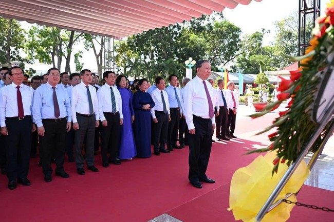 Tổng B&iacute; thư T&ocirc; L&acirc;m tri &acirc;n c&aacute;c liệt sĩ tại Nghĩa trang Tr&agrave; V&otilde; năm 2026 - Ảnh 1.