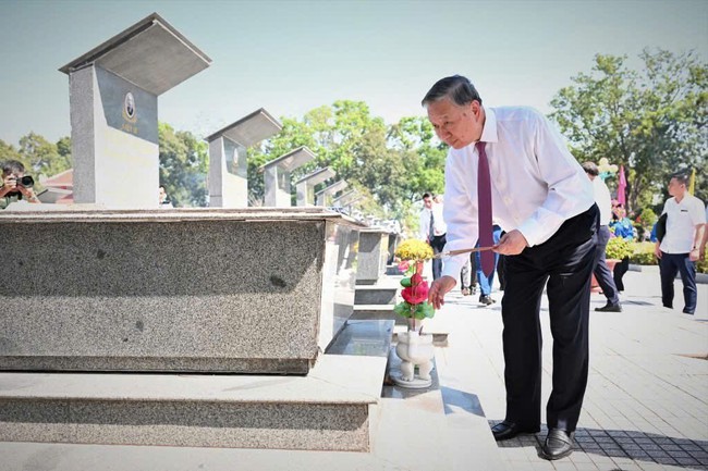 Tổng B&iacute; thư T&ocirc; L&acirc;m tri &acirc;n c&aacute;c liệt sĩ tại Nghĩa trang Tr&agrave; V&otilde; năm 2026 - Ảnh 3.