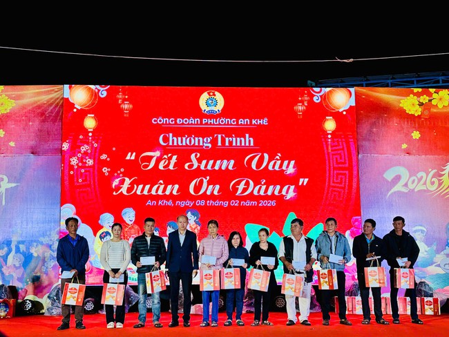 Hơn 1.000 đo&agrave;n vi&ecirc;n, hội vi&ecirc;n phường An Kh&ecirc; được chăm lo Tết - Ảnh 1.