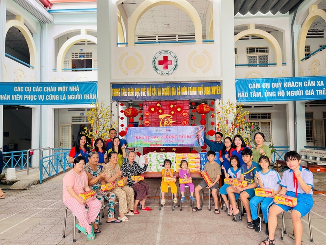 MM Mega Market mang Tết ấm đến hơn 2.000 hoàn cảnh khó khăn - Ảnh 1.