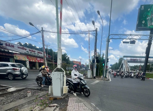 Ai l&agrave; người vi phạm an to&agrave;n giao th&ocirc;ng đường sắt nhiều nhất - Ảnh 1.