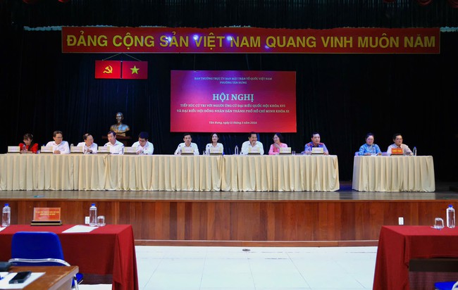 Ứng cử vi&ecirc;n ĐBQH cam kết th&uacute;c đẩy hạ tầng, nh&agrave; ở c&ocirc;ng nh&acirc;n trước cử tri T&acirc;n Hưng - Ảnh 1.