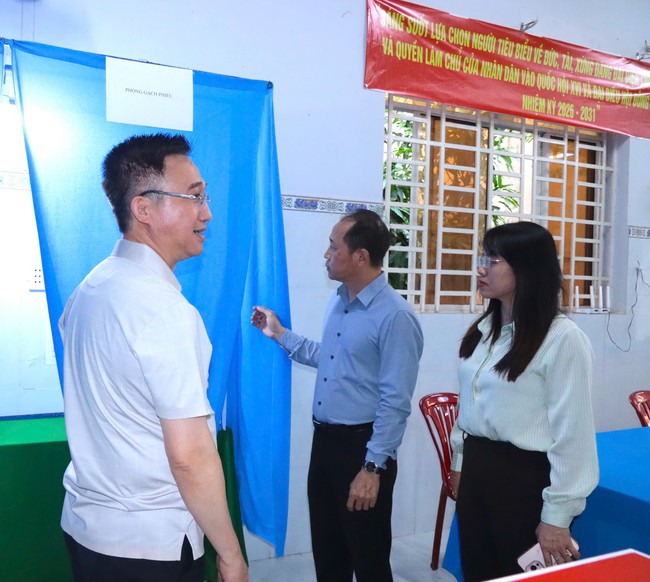 Ph&oacute; B&iacute; thư TPHCM Đặng Minh Th&ocirc;ng kiểm tra c&ocirc;ng t&aacute;c bầu cử năm 2026 - Ảnh 2.