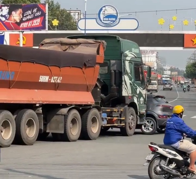 Xe bồn đẩy &ocirc; t&ocirc; biển v&agrave;ng tại v&ograve;ng xoay G&ograve; Đậu tr&ecirc;n Quốc lộ 13 - Ảnh 1.