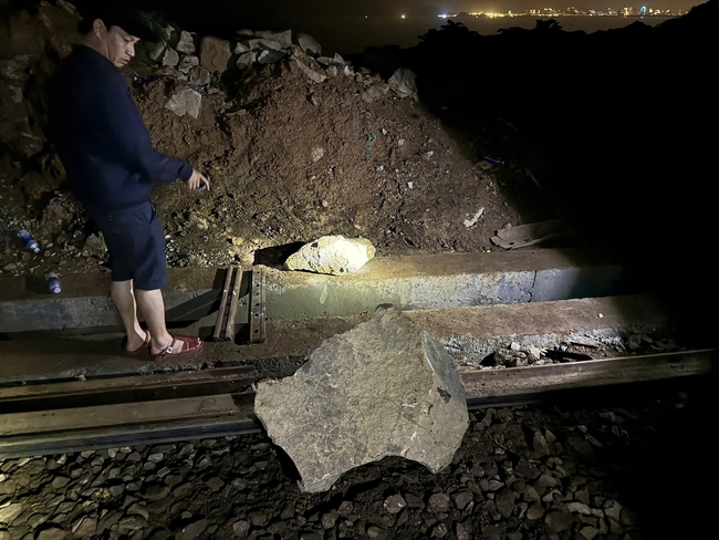 Đá lại rơi, đường sắt qua đèo Hải Vân tạm tắc trong đêm nay - Ảnh 1.