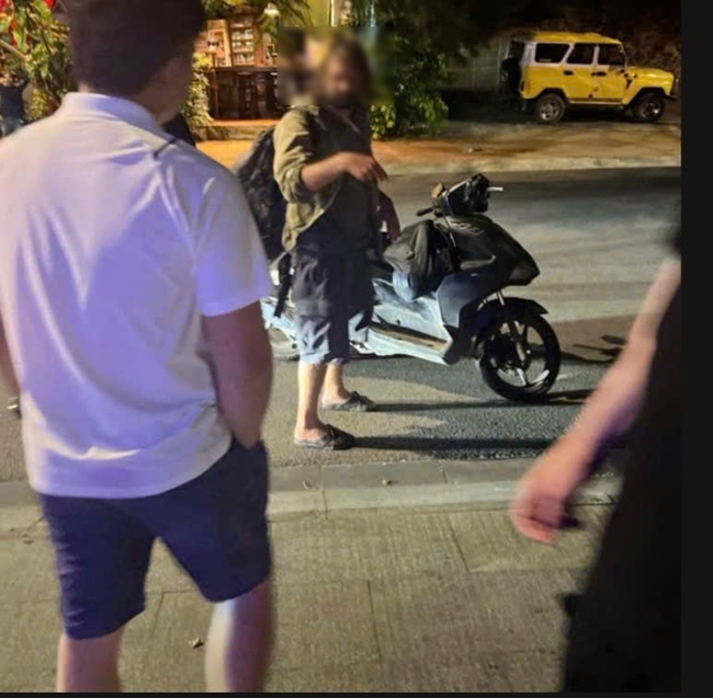 Người nước ngo&agrave;i đ&acirc;m trọng thương thiếu t&aacute; c&ocirc;ng an khi xử l&iacute; tai nạn giao th&ocirc;ng - Ảnh 1.