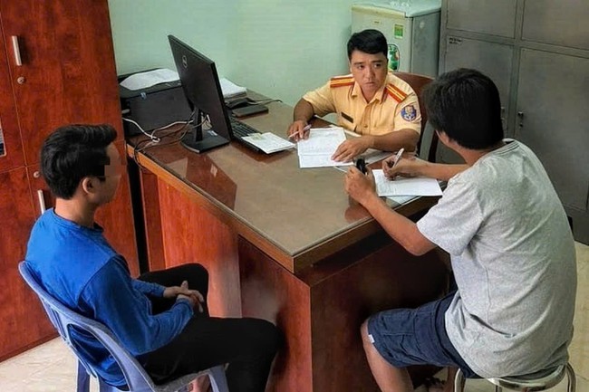 Hai t&agrave;i xế đ&aacute;nh nhau ở phường Chợ Lớn đ&atilde; đến trụ sở c&ocirc;ng an - Ảnh 1.