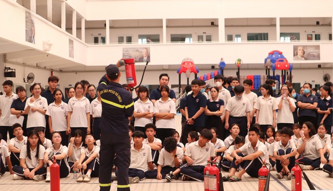 Công an TPHCM truyền về cháy nổ và đuối nước tại trường học - Ảnh 6.