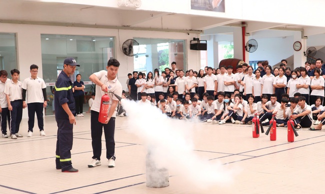 Công an TPHCM truyền về cháy nổ và đuối nước tại trường học - Ảnh 7.
