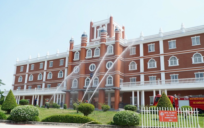 Công an TPHCM truyền về cháy nổ và đuối nước tại trường học - Ảnh 3.