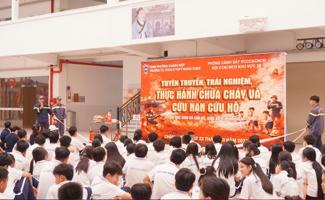 Công an TPHCM truyền về cháy nổ và đuối nước tại trường học - Ảnh 4.