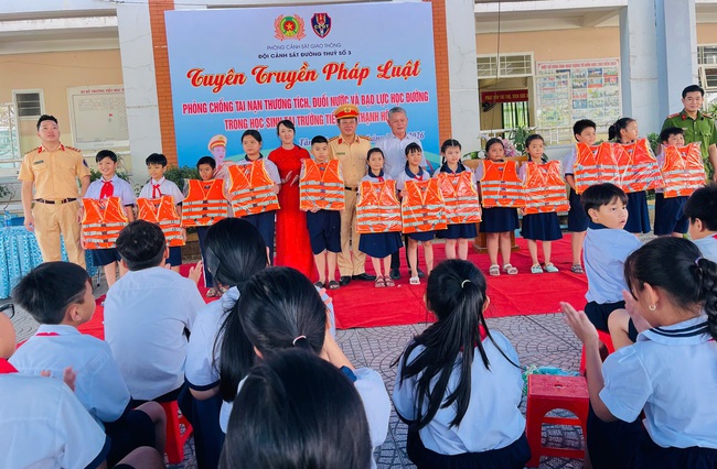 Công an TPHCM truyền về cháy nổ và đuối nước tại trường học - Ảnh 2.