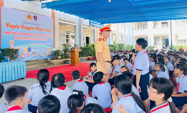 Công an TPHCM truyền về cháy nổ và đuối nước tại trường học - Ảnh 1.